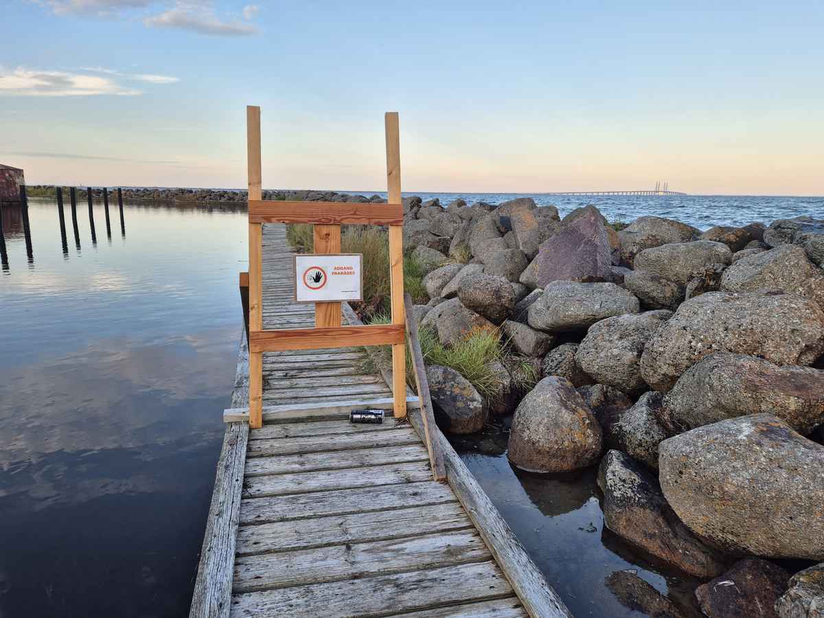 Bådebro i Jollehavnen afspærret