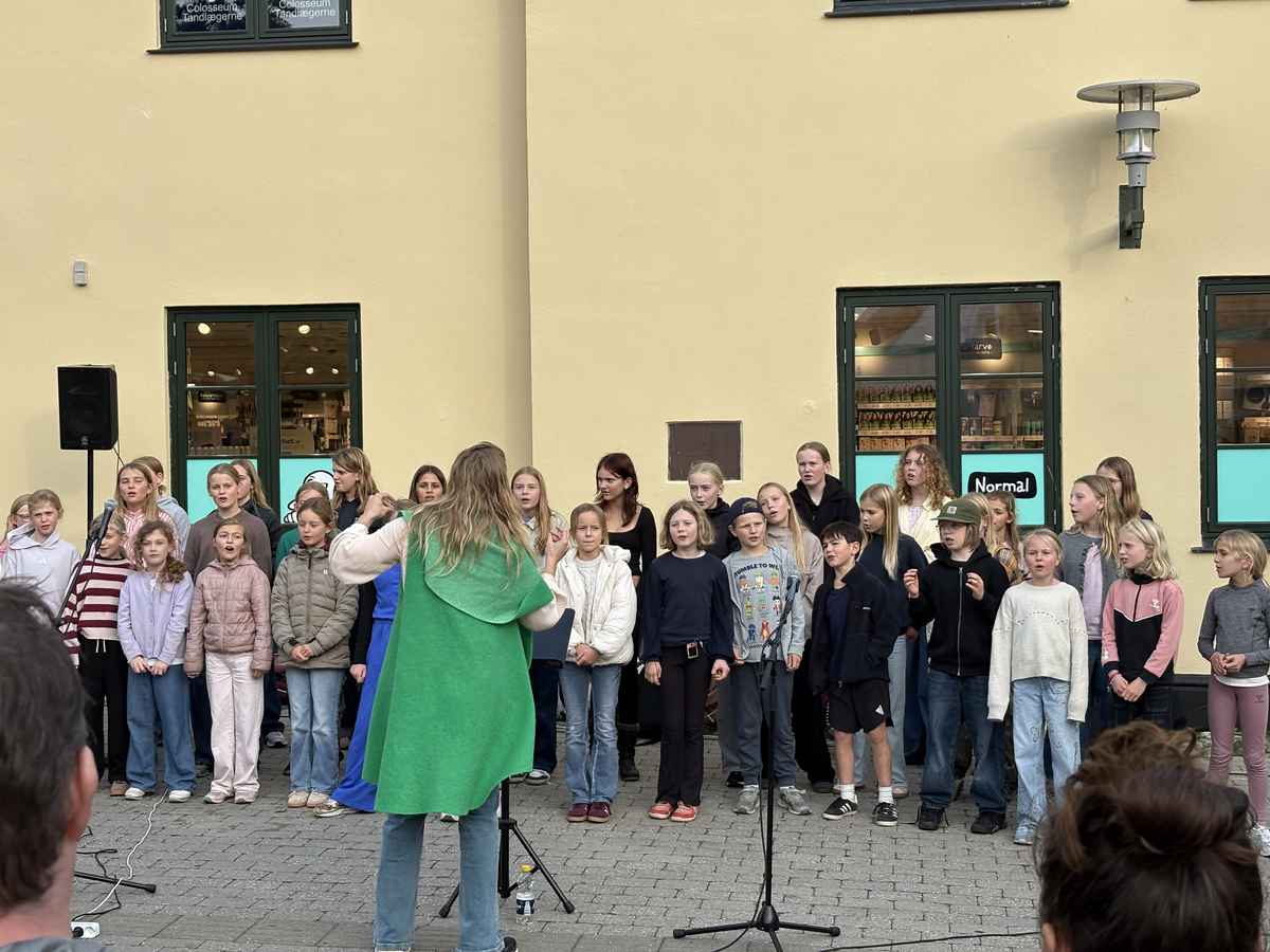 Børnenes egen idé blev til flashmob på torvet