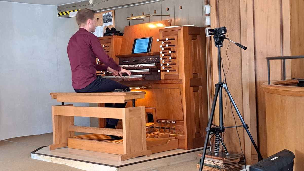 Bach-livestream på storskærm i kirke