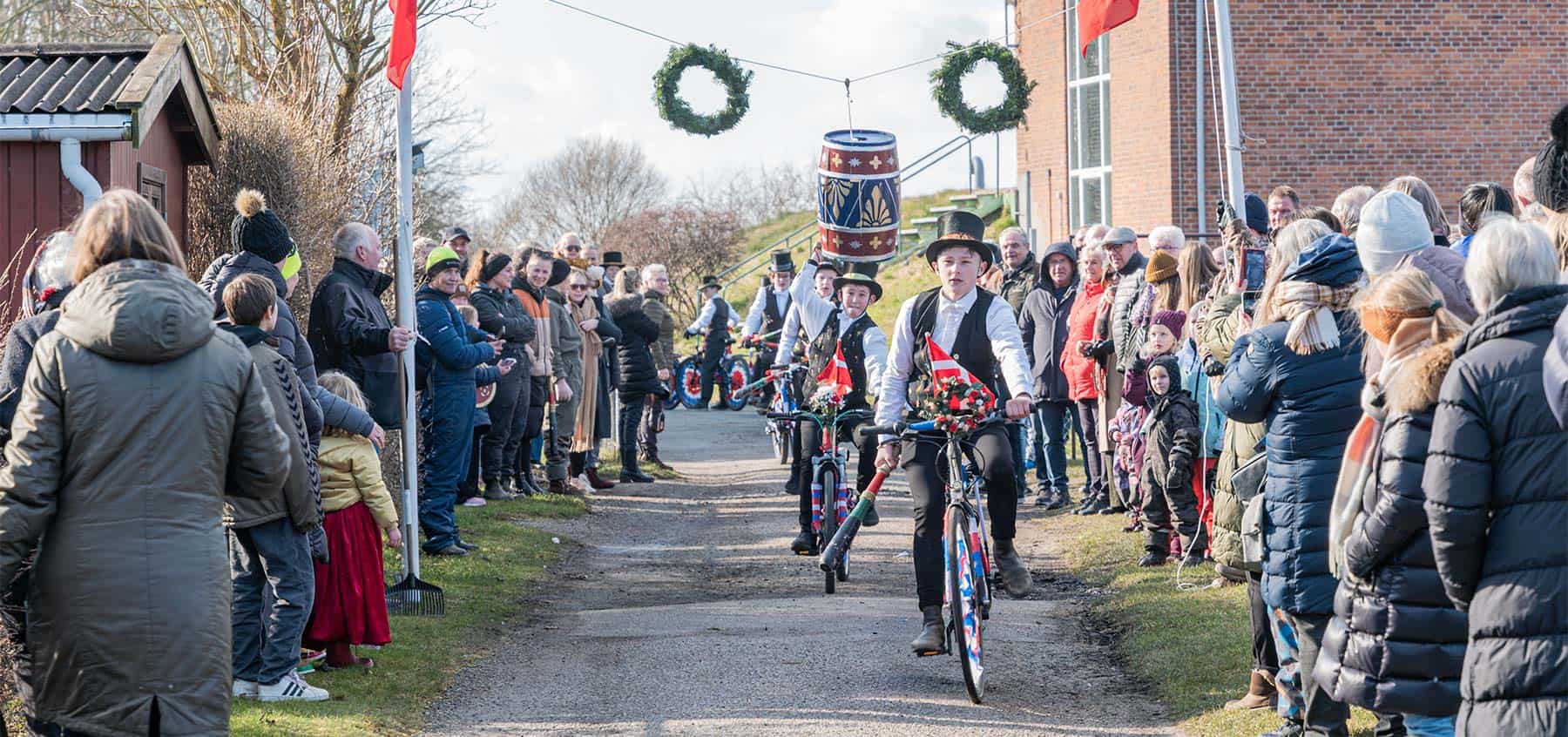 Drengene fra Tøndestokken fejrer igen fastelavn i cykelsadlen