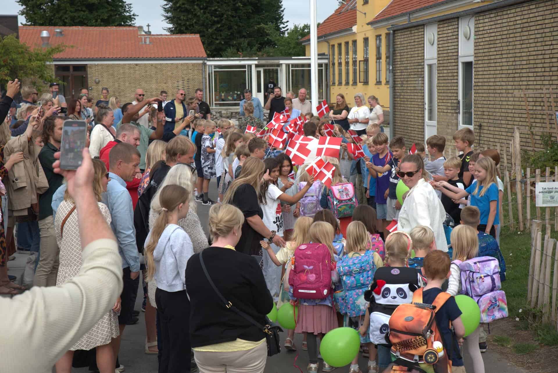 To voksne i klassen skal være obligatorisk
